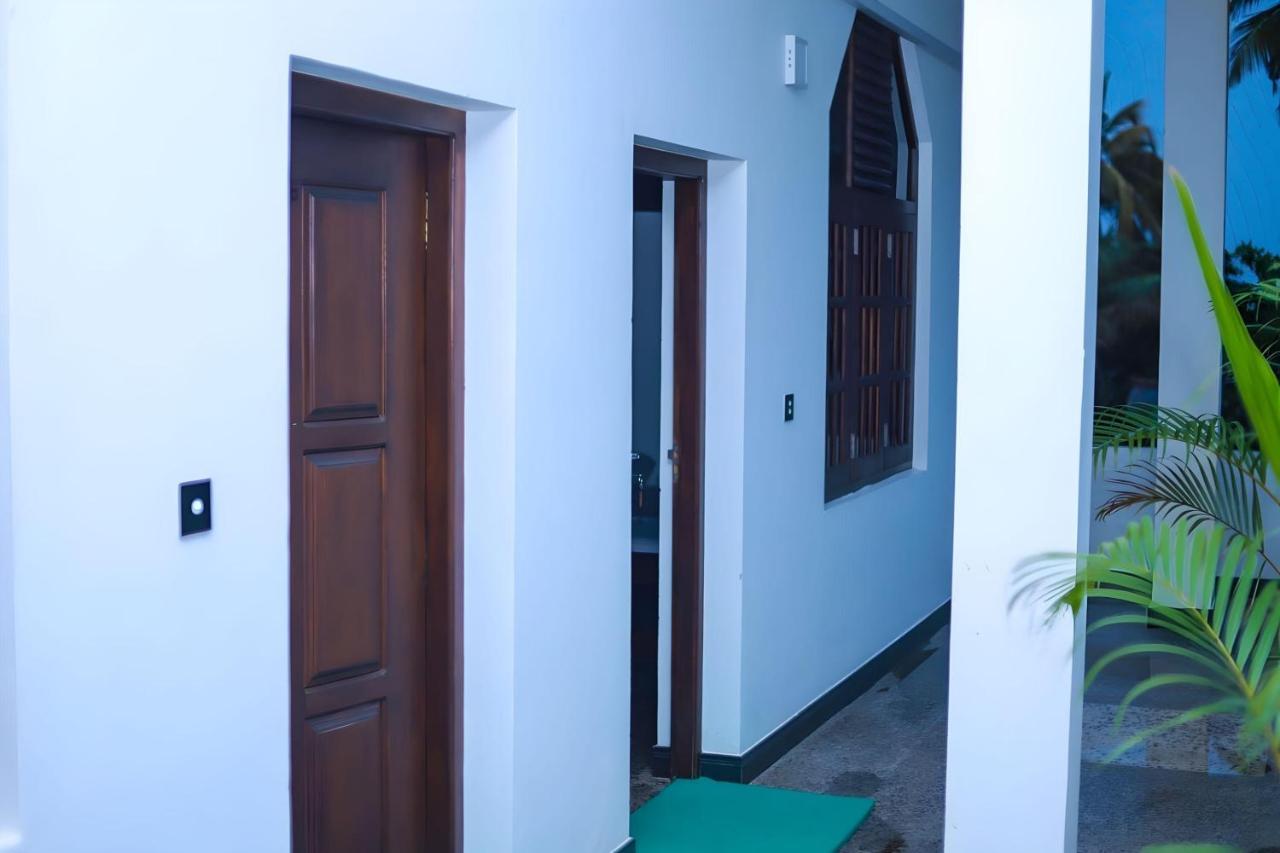 Royal Hub Hotel Kudapaduwa Luaran gambar