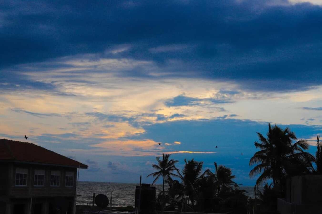 Royal Hub Hotel Kudapaduwa Luaran gambar