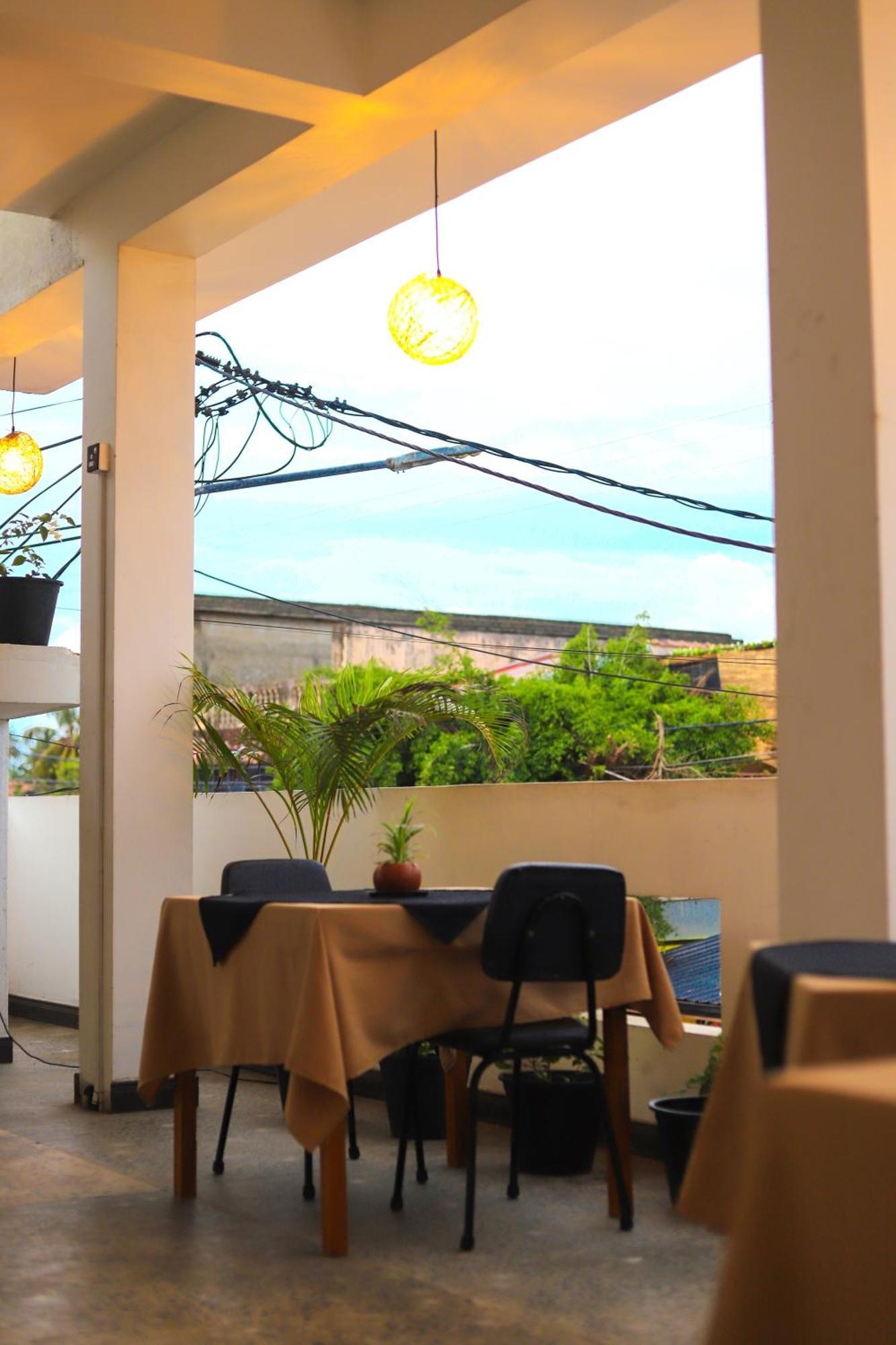 Royal Hub Hotel Kudapaduwa Luaran gambar